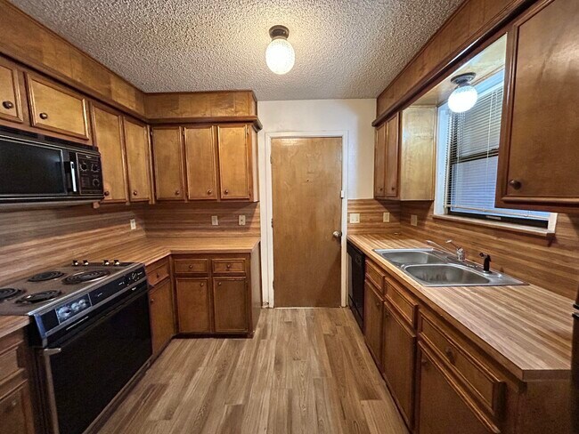 Photo - 1115 80th St