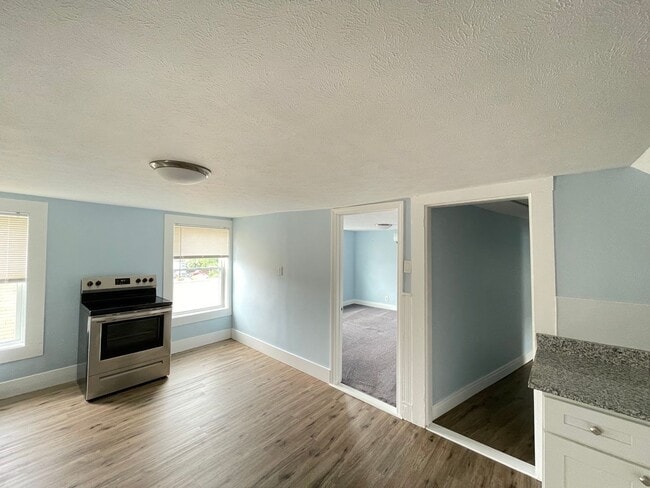 Photo - 139 W Hollis St Unit 3