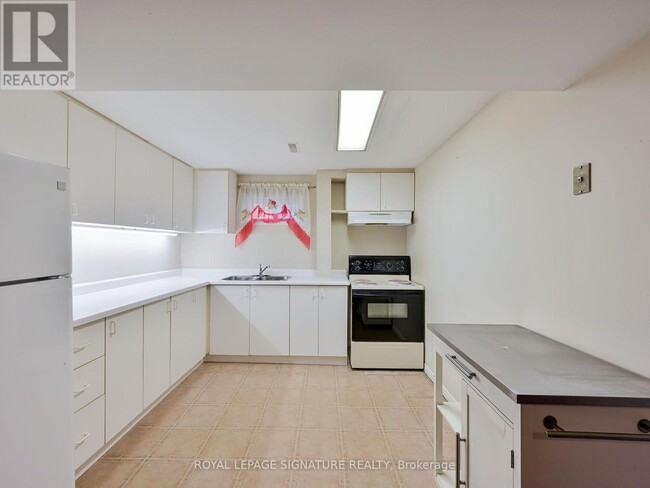 Photo - 556 Farwell Crescent