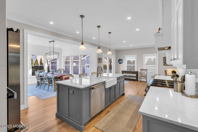 Building Photo - 102 4th Ave