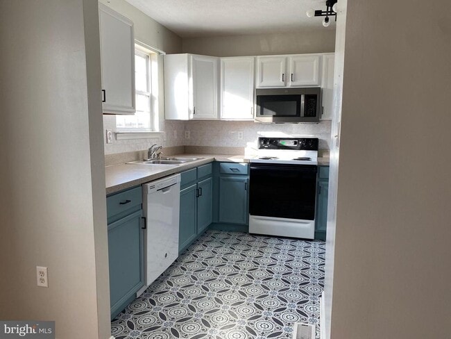 Photo - 142 Surrey Club Ln