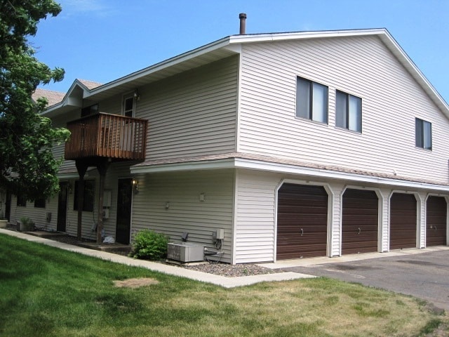 Building Photo - Gorgeous Remodeled Townhome! Cherry HDWD Floors, Attached Garage!