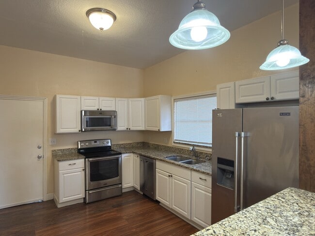 Photo - 2528 W St John St