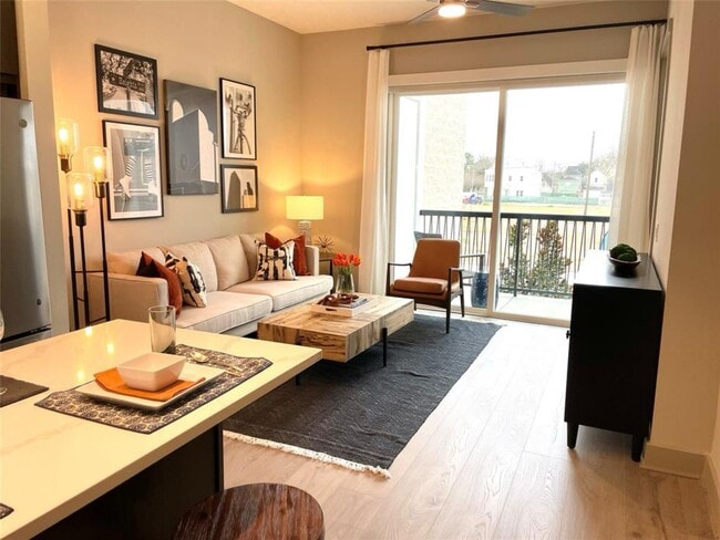 Building Photo - 401 W 25th St Unit 2430