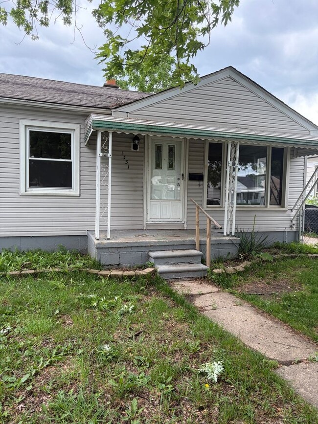 Photo - 2 bedroom house Ranch with basement and garage