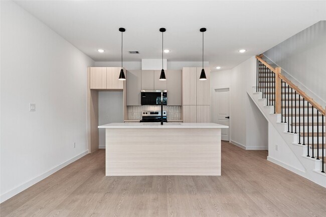 Photo - 1031 North Ln