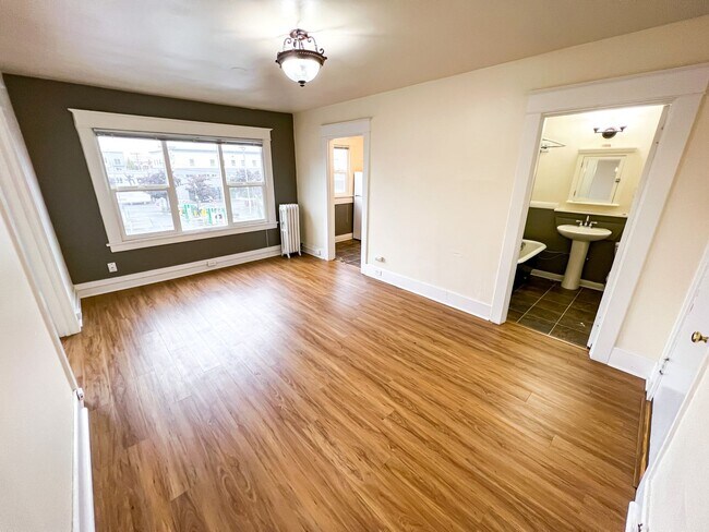 Photo - Queen Anne Arms