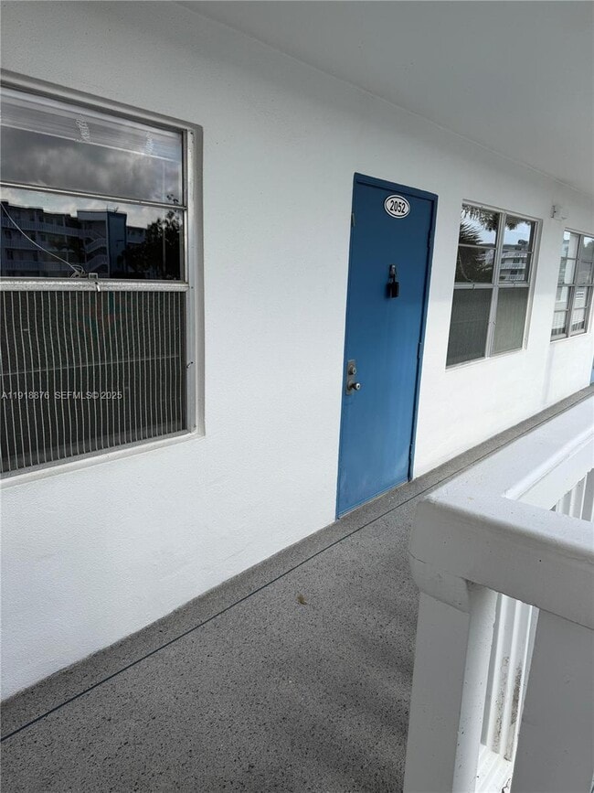 Photo - 2052 Exeter C Unit 2052