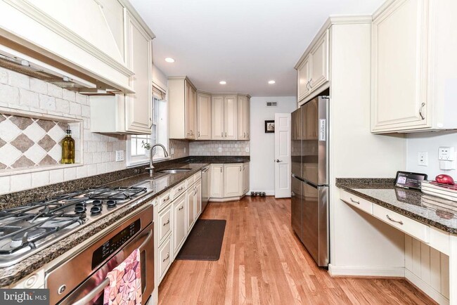 Photo - 3061 N Oakland St