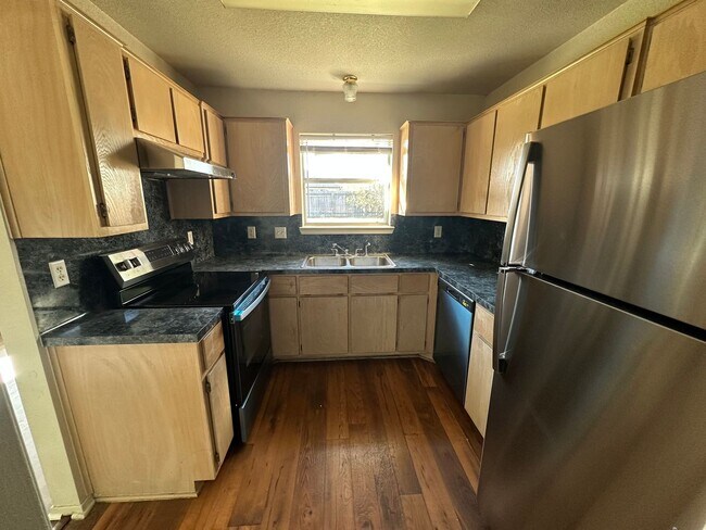 Photo - AVAILABLE NOW! - 2 WEEKS FREE!