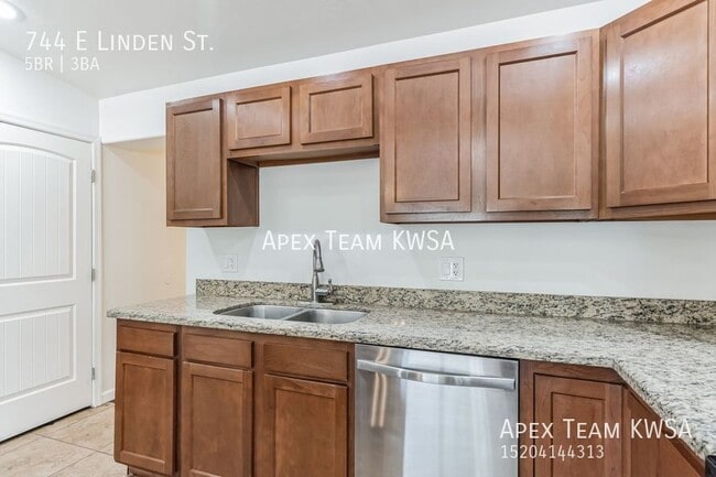 Photo - 744 E Linden St