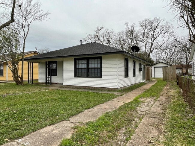 Photo - 1941 N Avenue H