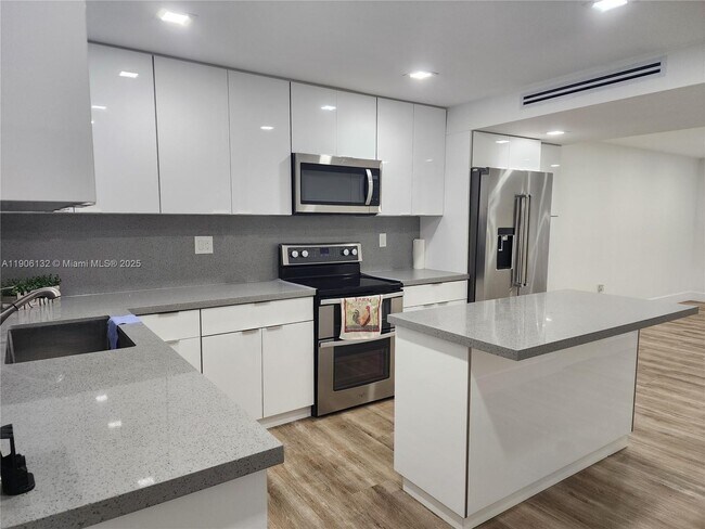 Photo - 2750 W 76th St Unidad 205