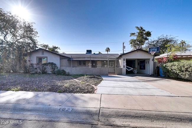 Building Photo - 1027 W 19th St