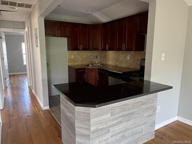 Photo - 61-31 136th St