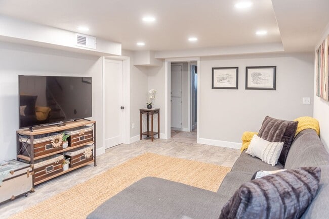 Building Photo - BRAND NEW REMODEL Unit 3 Bedrooms 1 Bath