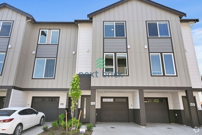 Building Photo - A fabulous 3 bedroom and 3 bathroom house