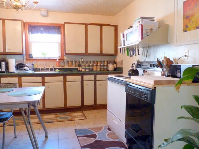 Eat-in kitchen with dish washer and garbage disposal - 59 Cumberland Ave Apartments Unit 59 #1