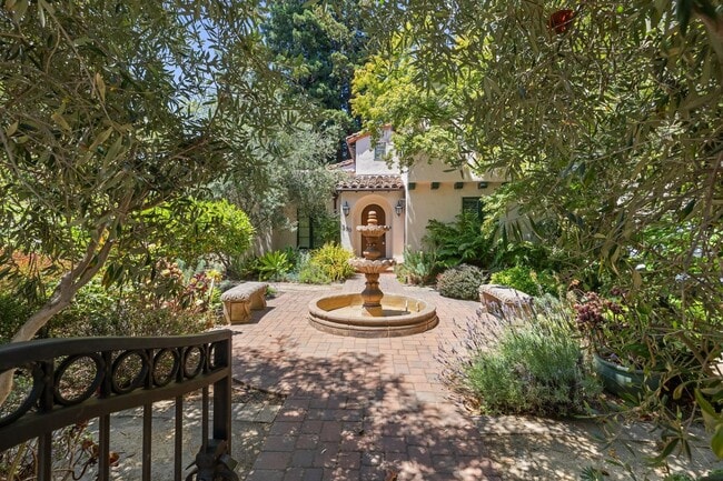 Building Photo - Mediterranean Beauty in Crescent Park – 5B... Rental