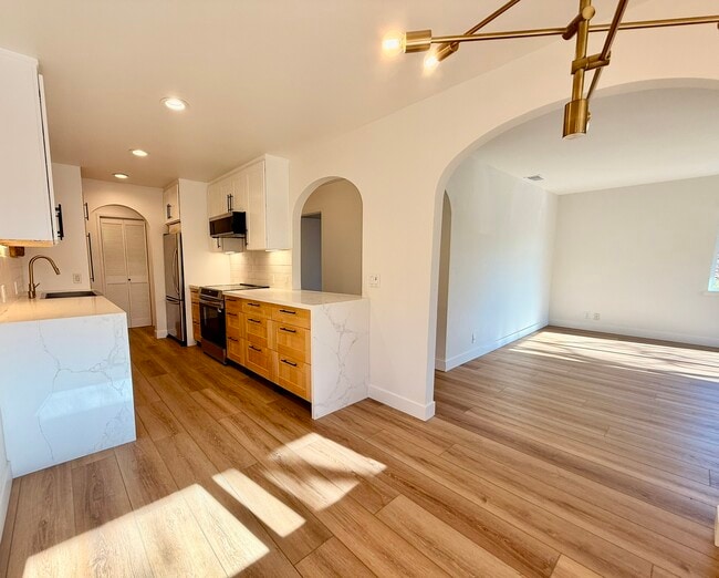 Building Photo - 496 Sherwood Way Unit Apartment 3