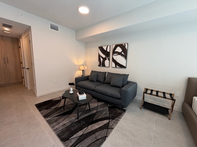 Photo - 121 NE 5th St Unidad SI FL6-ID1470511P