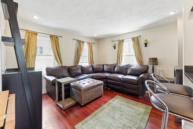 Building Photo - 40 Chappie St Unit 1 Rental
