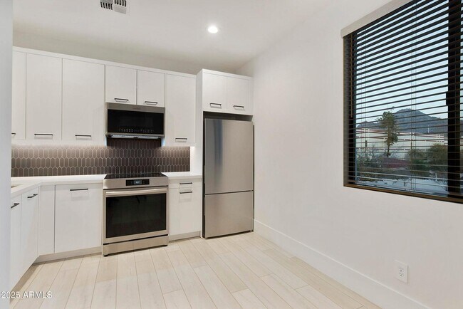 Photo - 1611 E Lamar Rd