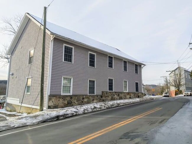Building Photo - RAILROAD ST 127-133 Unit 129