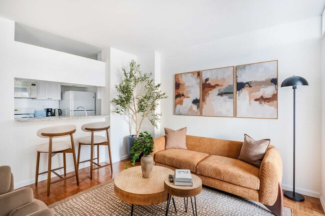 Building Photo - 350 W 43rd St