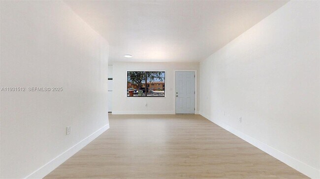 Photo - 1676 W 42nd St Unidad 1676