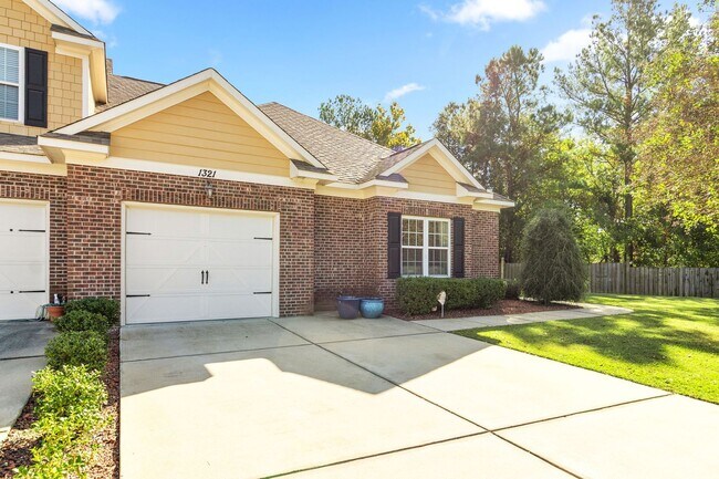 Photo - Furnished Townhome – All Inclusive | Gated...
