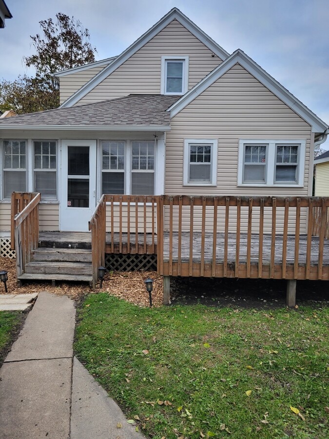 Shared deck/Porch - 607 5th Ave SE Unit 1
