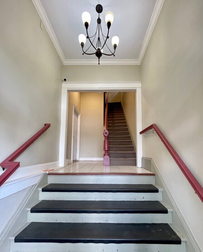 Common Entry - 81 Cannon St Unit 2