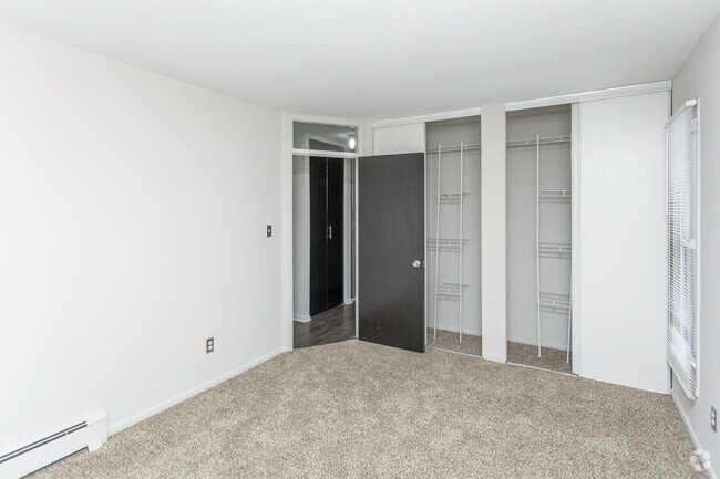 2BR, 1BA - 900 SF