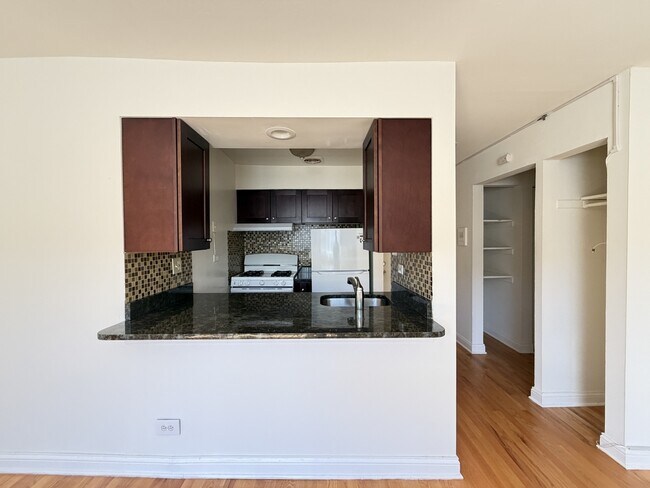 Photo - 3710 N Pine Grove Ave Unit 305