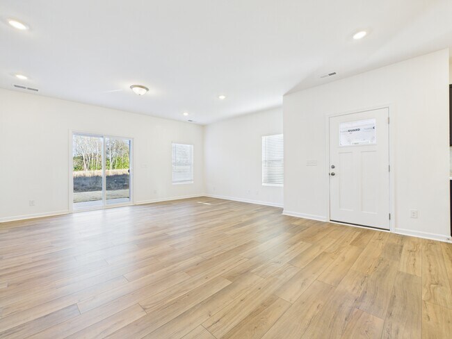 Photo - 761 Kitfox Dr NW