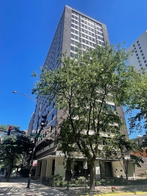 Building Photo - 360 W Wellington Ave Unit 13D