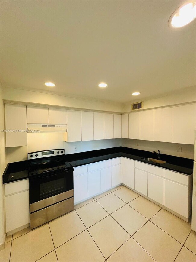Building Photo - 724 NE 4th St Unit 4 Rental