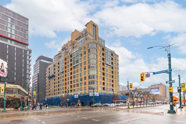 Photo - 438 Richmond St W