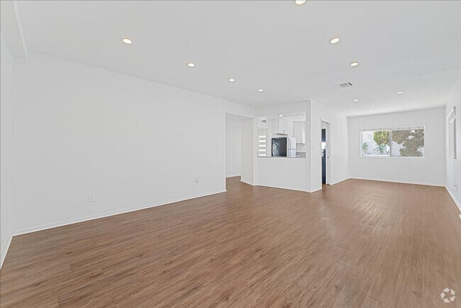 Building Photo - 5703 Hazeltine Ave Unit 01 Rental