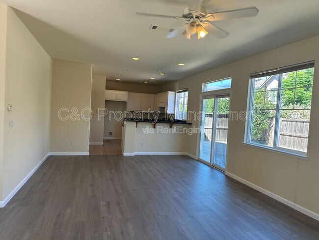 Photo - 28 Foxglove Ct