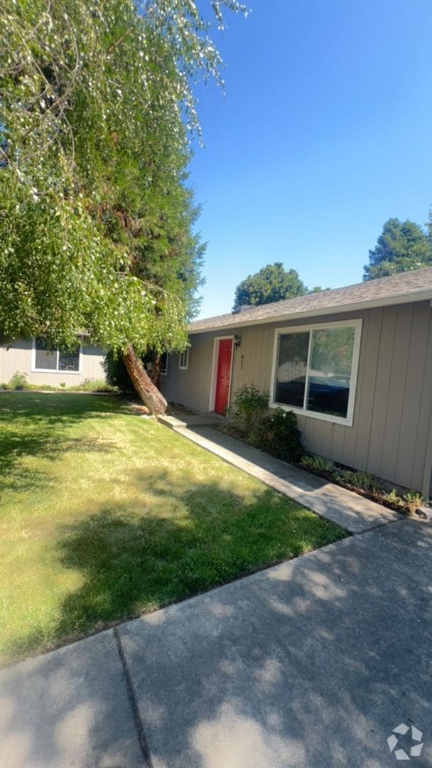 Building Photo - 627-629 SW Balsam Rd Unit 627 Balsam Rd Rental