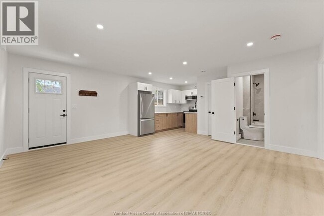 Photo - 557 Elinor St