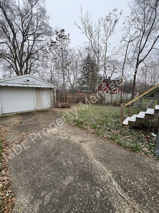 Photo - 3 bed Home with Garage- Available Now!