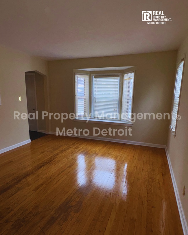 Photo - 823 E Second St