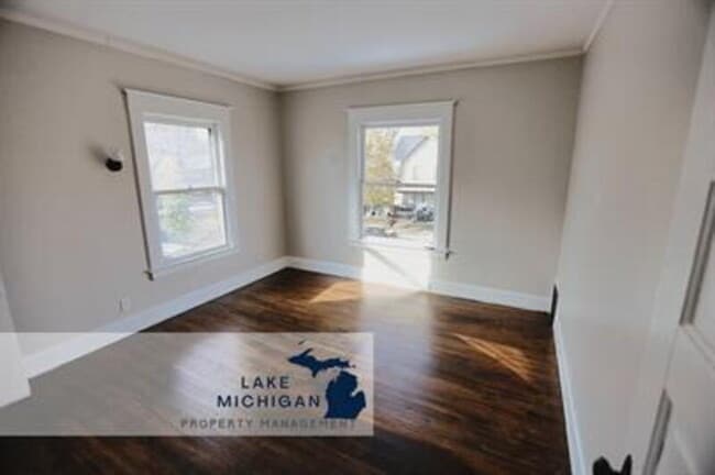 Photo - 848 Kalamazoo Ave SE