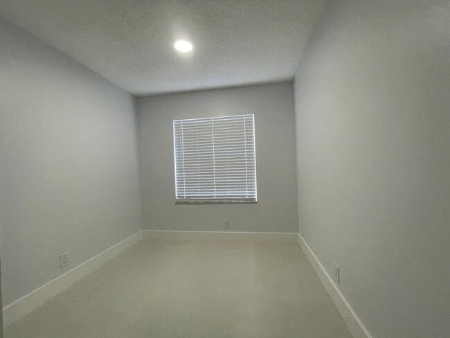 Photo - 1630 Zenith Way