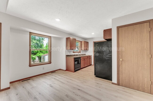 Photo - 3251 W Scott St