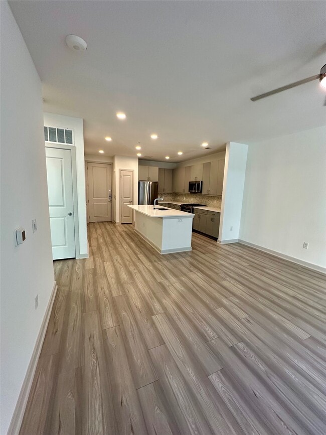 Building Photo - 3636 W Dallas St Unit 359