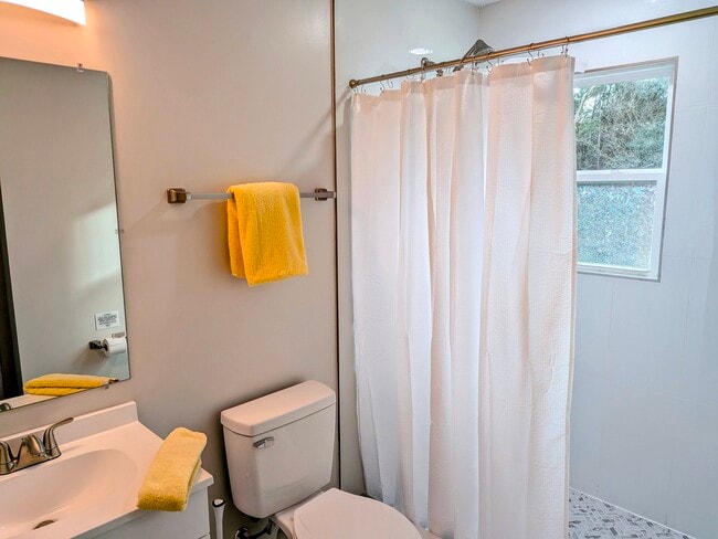 Building Photo - 4523 W Montague Ave Unit Room 1